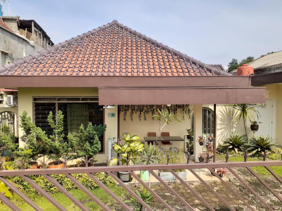 GIO Guesthouse Bogor Extérieur photo