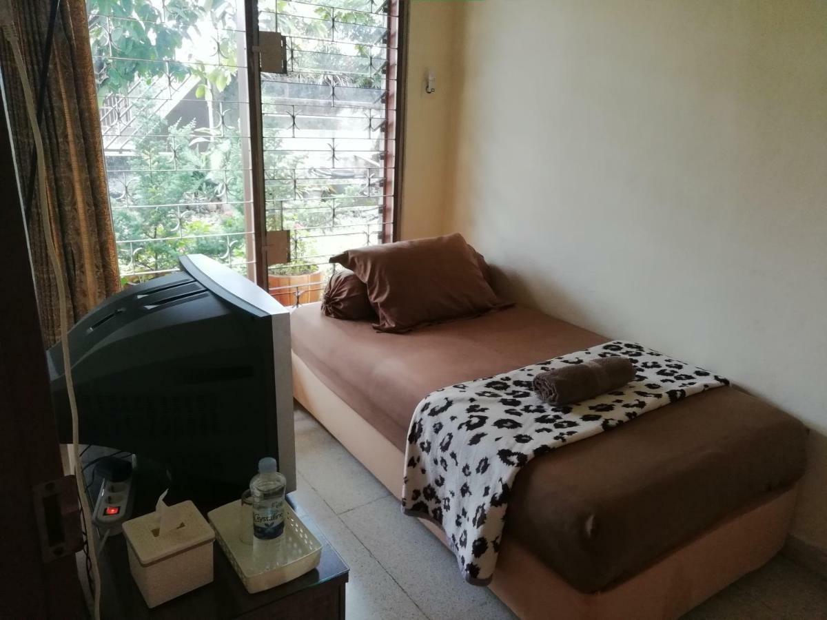 GIO Guesthouse Bogor Extérieur photo